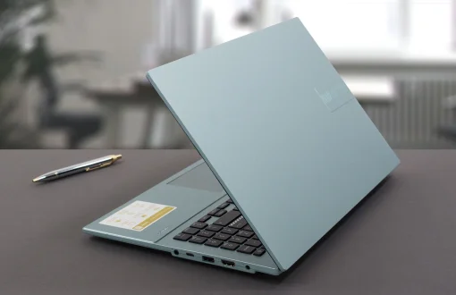 Cod AS:1809 Kit ASUS VivoBook Go 15 (E1504F) / AMD&reg; Ryzen&trade; 5&nbsp;7520U / 16 GB LPDDR5 / 512GB NVMe&trade; SSD / 15.6" FHD / Sin Sistema (OS) / Wi-Fi 6E&amp; BT 5.3 / Lector de Huellas / Teclado Espa&ntilde;ol alfanum&eacute;rico / Grey Green + Mochila Asus + Mouse &Oacute;ptico Asus